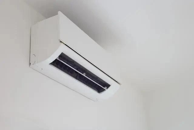 【空调闲置一年不要直接开3个事项请注意】暑气扑面而来，空调成为纳凉刚需。但是
