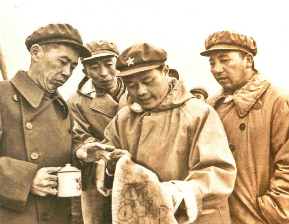1954年，云南军区在演习现场研究作战方案。左一是开国上将谢富治，当时是云南军区