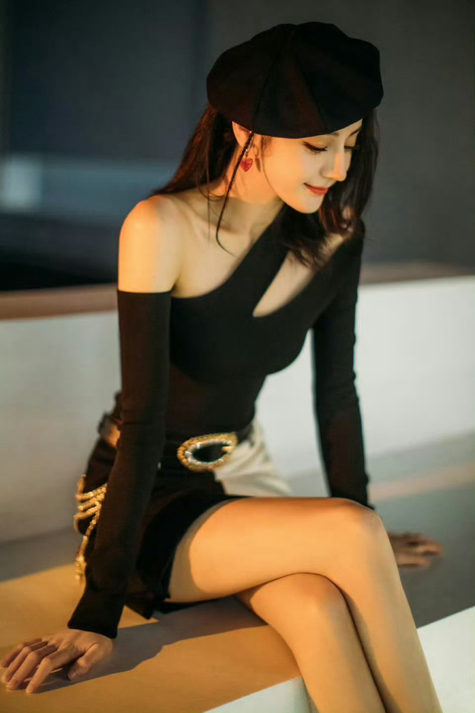 迪丽热巴身着酷飒穿搭，贝雷帽搭配露肩装尽显时尚魅力​​​