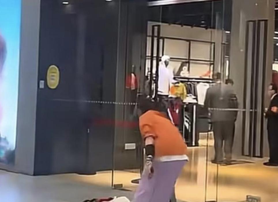 为了退回400块钱的现金，竟然当众脱鞋子脱裙子，如果要是4000块钱的话，是不是