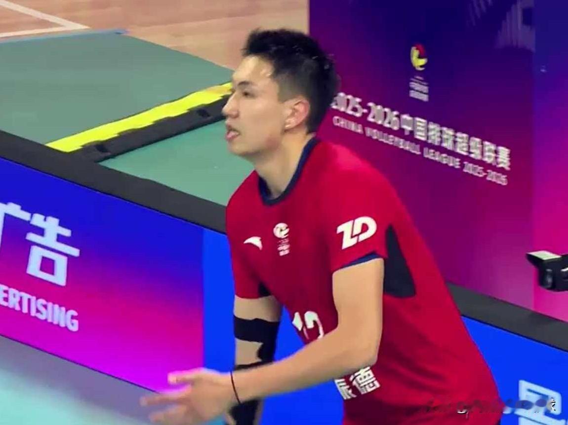 沈琼闪转腾挪调兵遣将，上海光明男排仍2-3负于浙江振德男排！遭遇两连败！本场比