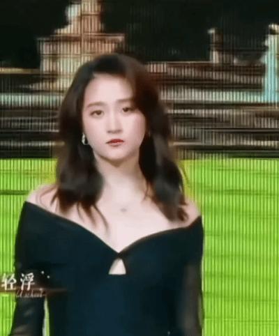 关晓彤找到副业了谁懂啊！关晓彤在《王牌》即兴走秀那段，气场全开，一颦一笑都像在巴