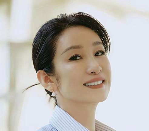 同样是说话直，左边是闫学晶，右边是秦海璐左边哭穷卖惨，说她家一年没个百八十万根