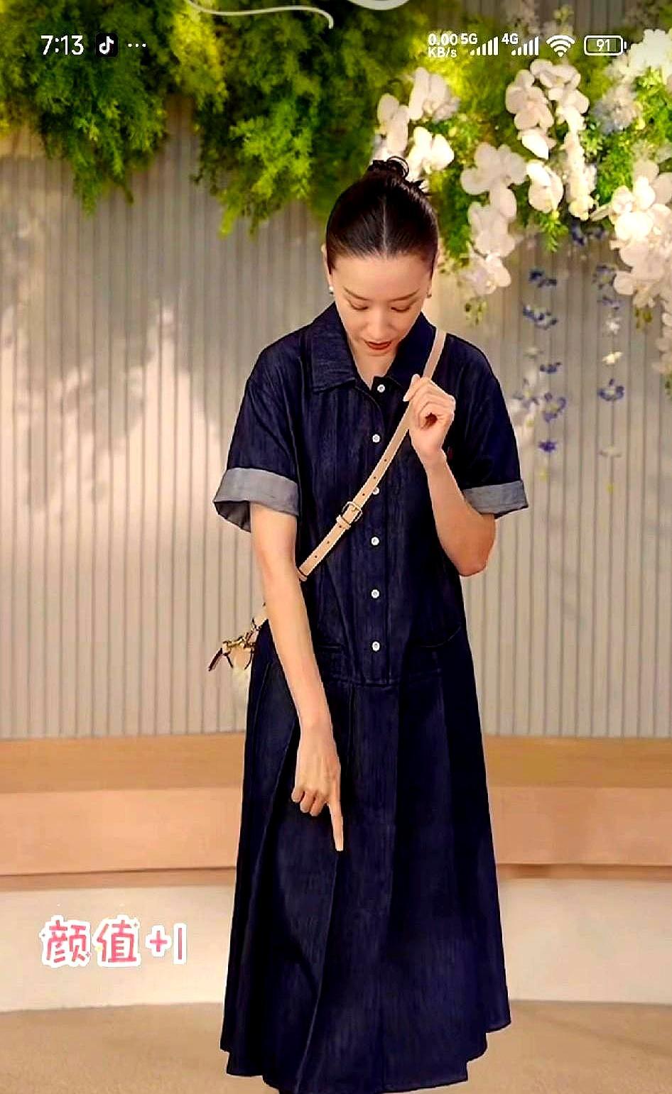 别再死磕黑丝了。董洁在直播间扯出两条袜子套腿上，测温枪一扫，几万个女人当场清空购