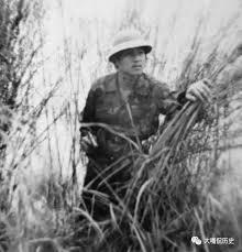 1979年，那坡县，一个满身是血的侦察兵爬回阵地，抓住哨兵的枪管：“121师