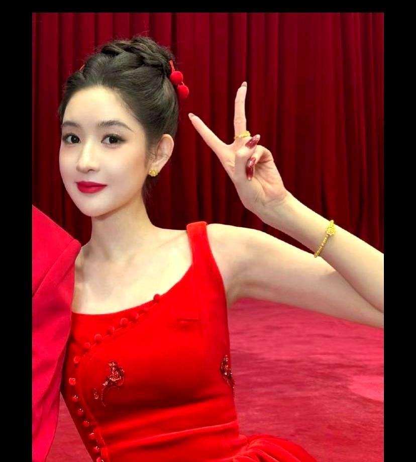 同台明星亮片加身，王玉雯一条红裙子杀出重围，后台自嘲没人通知她戴亮片。白鹿、田