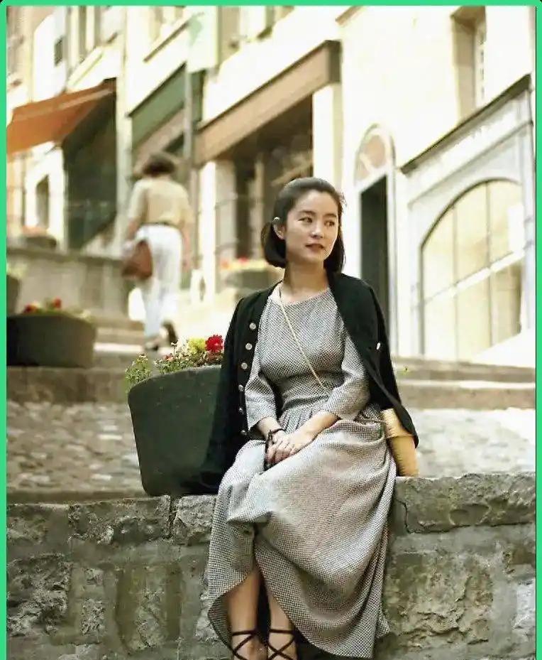 70岁林青霞穿条纹T恤，和小17岁宁静似姐妹，网友追问：怎么做到的？