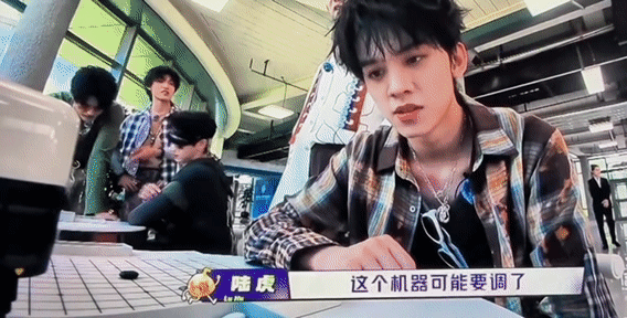 左航你跟我开玩笑吗左航赢了好像没赢左航脸上的问号都要溢出屏幕了，这样的画面太有意