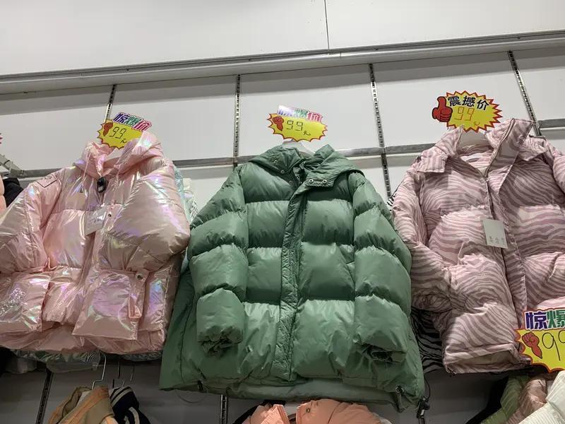 百元羽绒服热销，暗访调查：一件充绒量150克的90绒羽绒服，羽绒成本已超80元