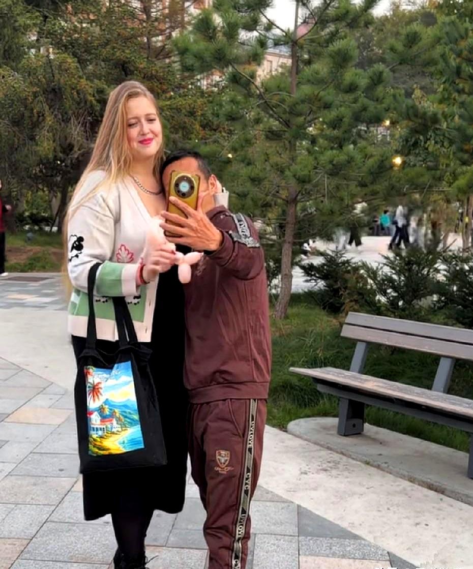 还在拿身高体重给爱情定标准？这对新人把刻板印象直接摁停。43岁河北小伙，向