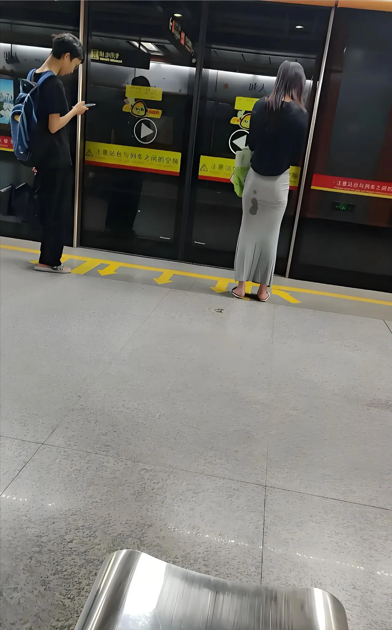 下班坐地铁遇到的，美女到底经历了什么