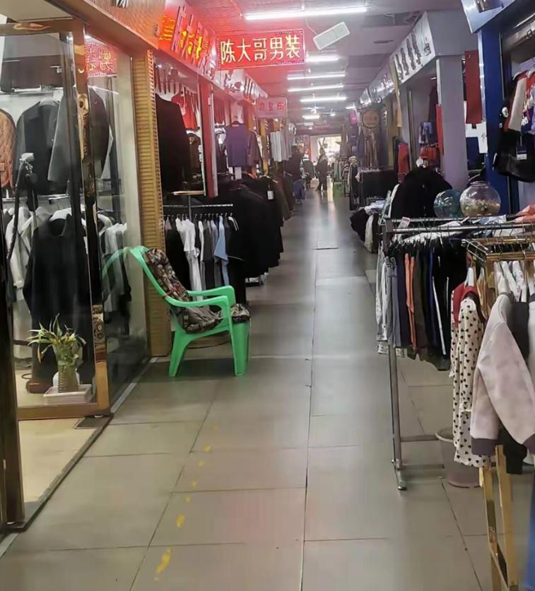 为什么唯独在我们中国，电商彻底干趴了实体店？这么说吧，同样的东西，网上卖300