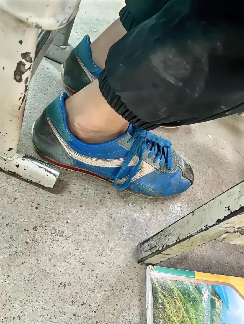 近日，新疆伊犁，一名女老师上课的时候，发现这么冷的天，班里有个小男生没穿袜子。老