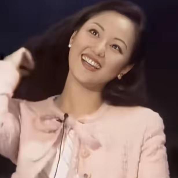 我发现章小蕙身上有个神奇的点，就是她不管处在哪个年龄阶段，无论出席什么场合，