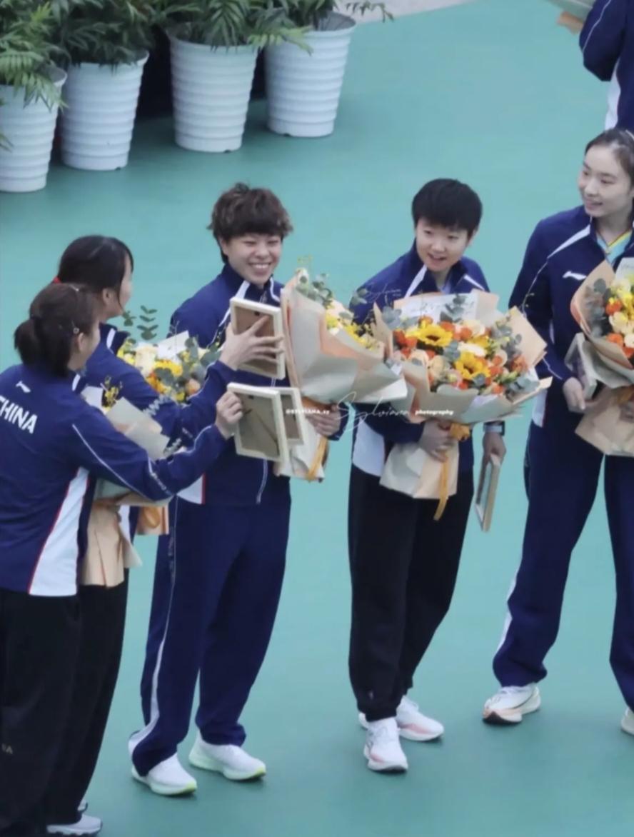 孙颖莎的松弛感在哪都拉得满满的，可爱到爆！3月8日，国乒运动员来到重庆巴南区鱼