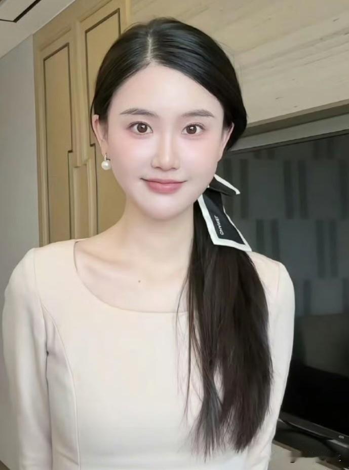 赖文峰的老婆楚玲，最近直播又提起杨钰莹。她说杨钰莹不过是被人捧出来的，语气轻