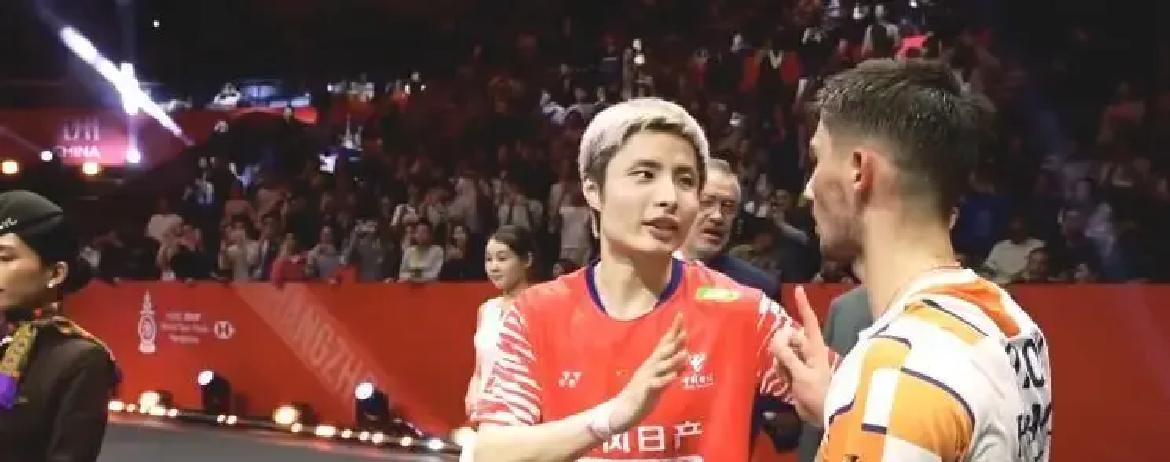 羽毛球最动人的一幕，从来不在冠军领奖台上。看石宇奇和小波波夫。比赛结束，两