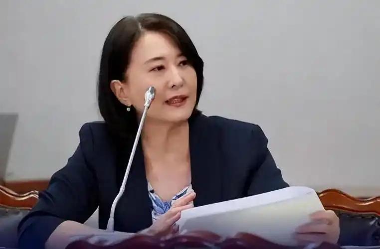 国民党“立委“王鸿薇在节目中威胁中国大陆，如果解放军再围台军演的话，国民党将与民