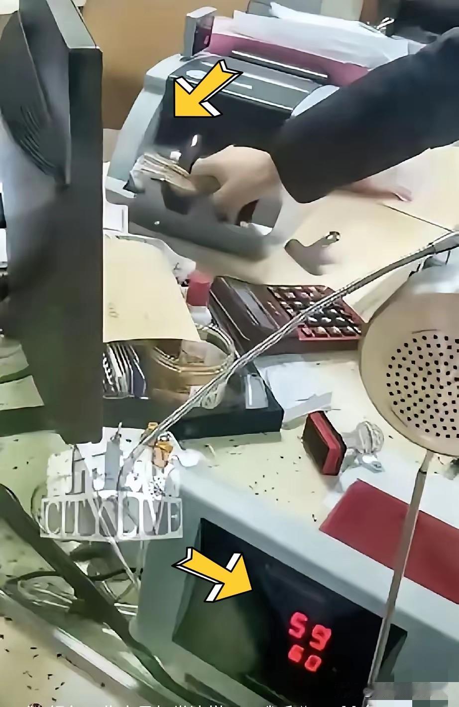 湖南娄底这事真让人背脊发凉。平时去银行办业务看脸色就算了，现在还得防着被“开