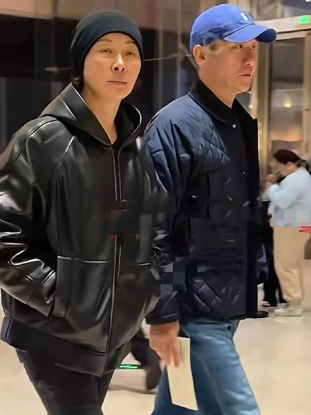 黄志忠与柯蓝一同出行被网友拍到，二人穿搭低调随性，整体打扮简约日常。​面对镜头，