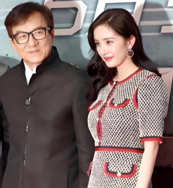 当年，49岁的成龙和17岁的杨幂拍了一个摩托车广告，拍完后，成龙拿到50万，杨幂