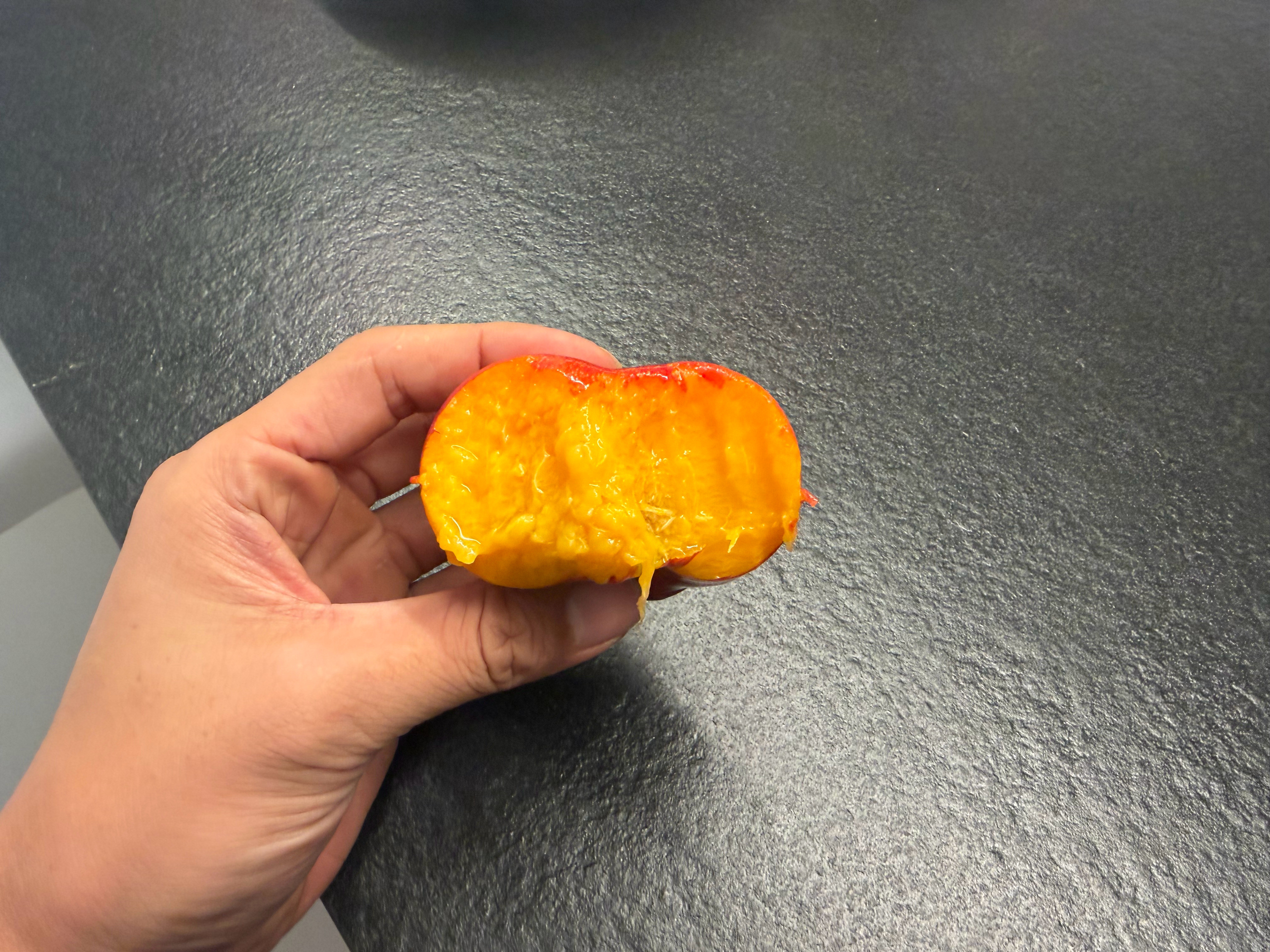 这桃子真的好吃放在冰箱里面，冰一下吃起来太爽了，非常软糯