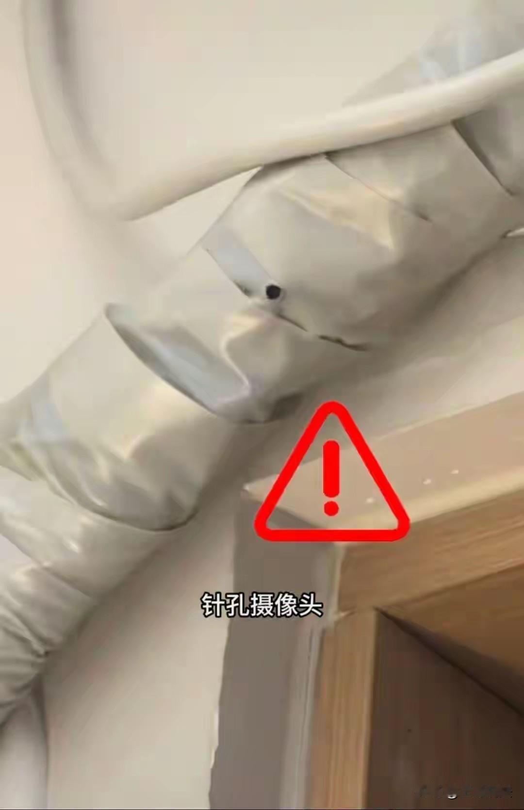 四川成都，一女子和闺蜜花90元入住民宿，俩人谨慎，一进门先在屋里面环顾，她们发现