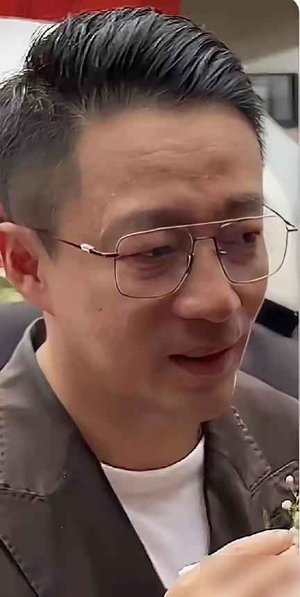 别骂汪小菲了。他不是在切割母子情，是在给麻六记做一场公开的资产剥离手术。68