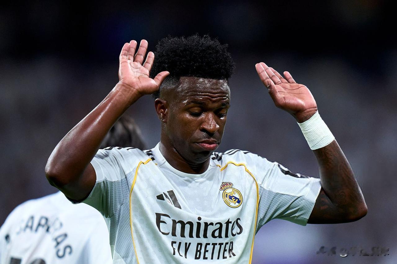 冰火两重天！维尼修斯150胜获纪念球衣，却遭伯纳乌连续嘘声暴击。皇马5-1大胜