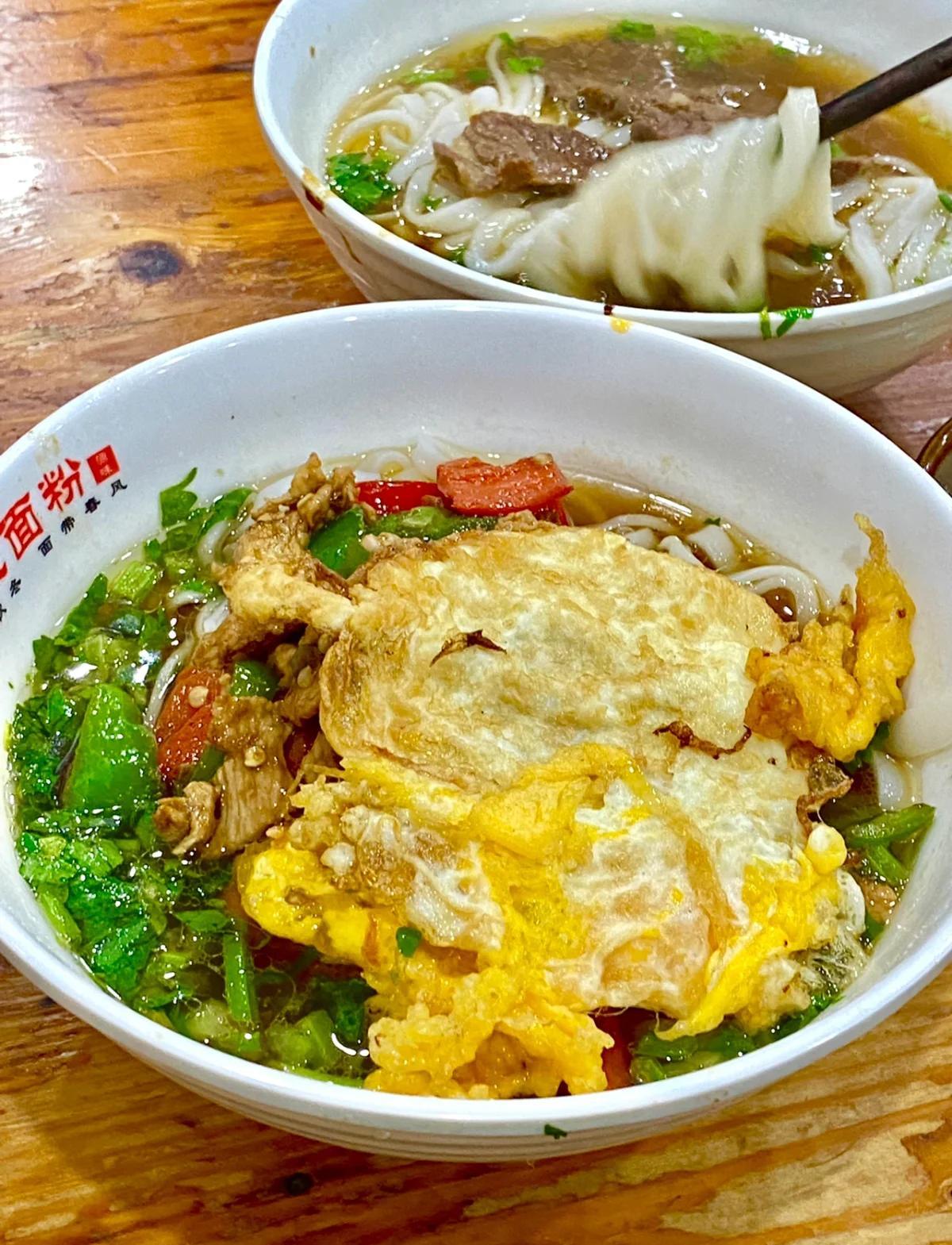长沙24小时的美食，一碗粉美味攻略！长沙米粉推荐：1、肆姐面粉馆牛肉粉+煎蛋