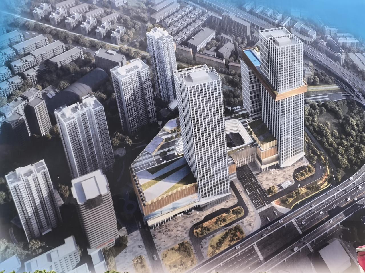 昆明菊花村老东站的T0D项目，看样子这个商业部分是十年之内是很难建好了的，后面的