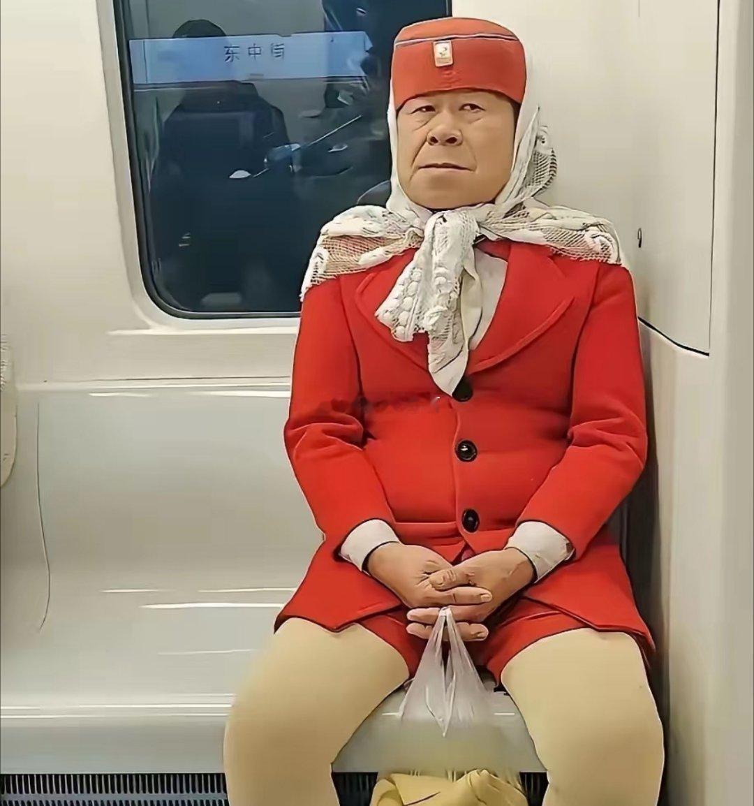 优雅不会过时，大爷穿女性衣服，也可以很时尚。