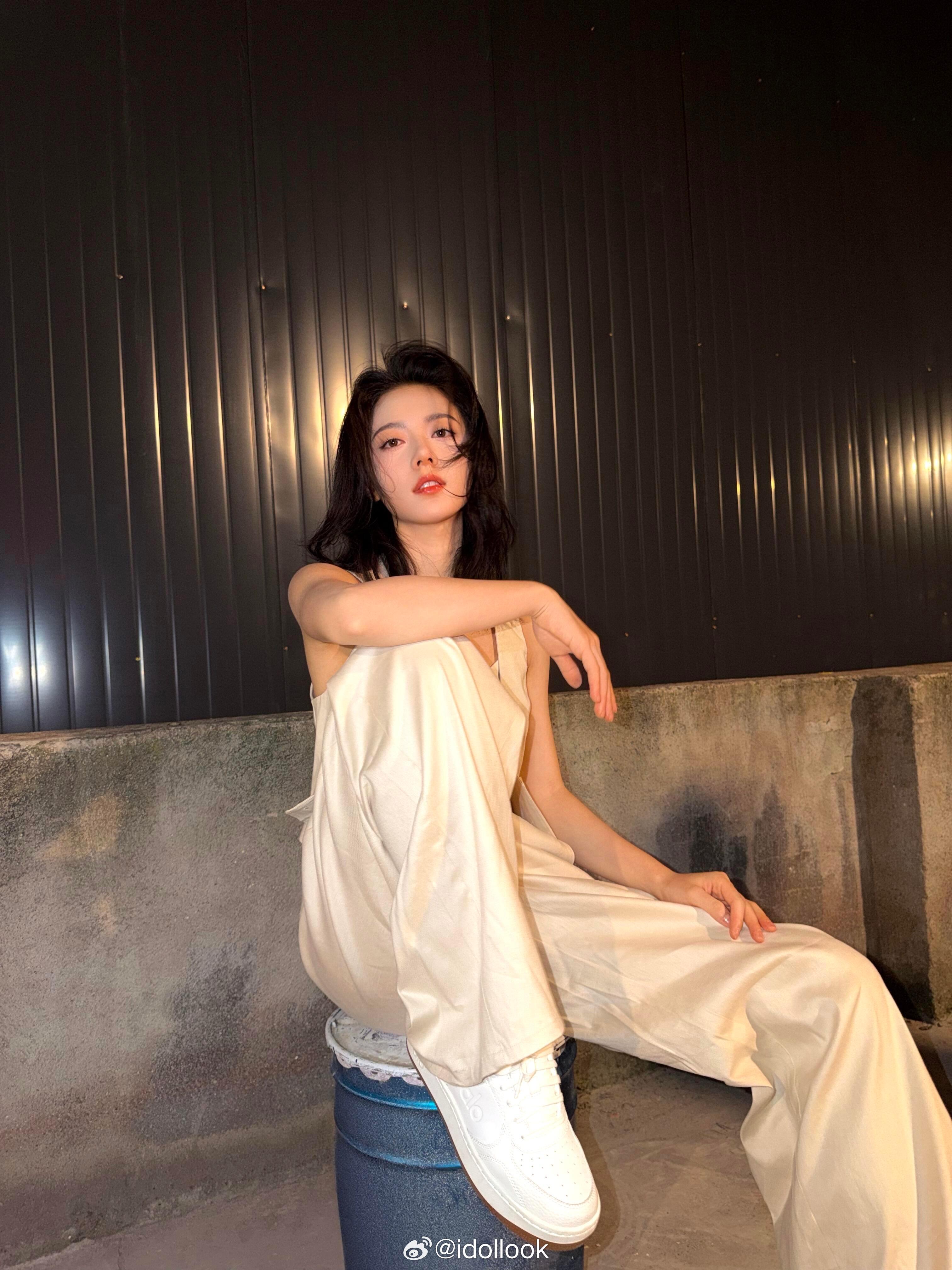 赵今麦全套Alo的夜晚酷女孩，高端线夏日系列穿起，黑夜闪光灯下漂亮得很醒目~​​​