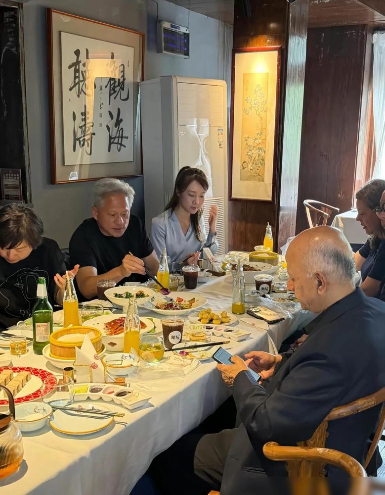 黄仁勋在北京庆云楼吃饭，老板娘的脑子真灵光，全程亲自服务黄仁勋用餐，最后顺理成章