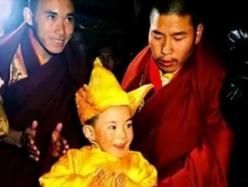 1989年，十世班禅圆寂后，高僧们长途跋涉去寻找转世灵童，国家为此特别拨款。谁知