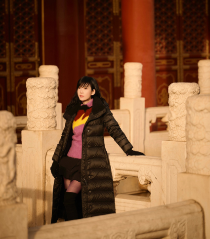 周慧敏分享了自己的美照原来她这段时间暂住在北京前几天和朋友去爬山，这山原是皇家