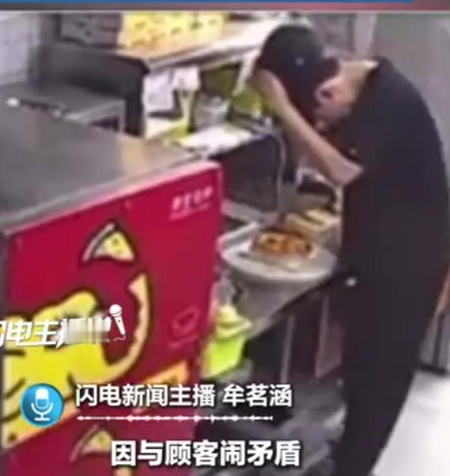 杭州一家披萨店，店员跟顾客拌了句嘴，转头就摘帽在成品比萨上猛搓头发、抖头屑，想“