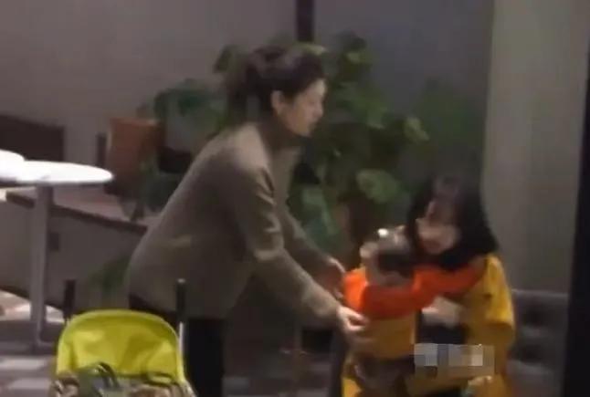 宝妈在餐厅掀起衣服喂母乳，隔壁桌女生看到后怒骂：“你这样太不文明了，等下我男朋友