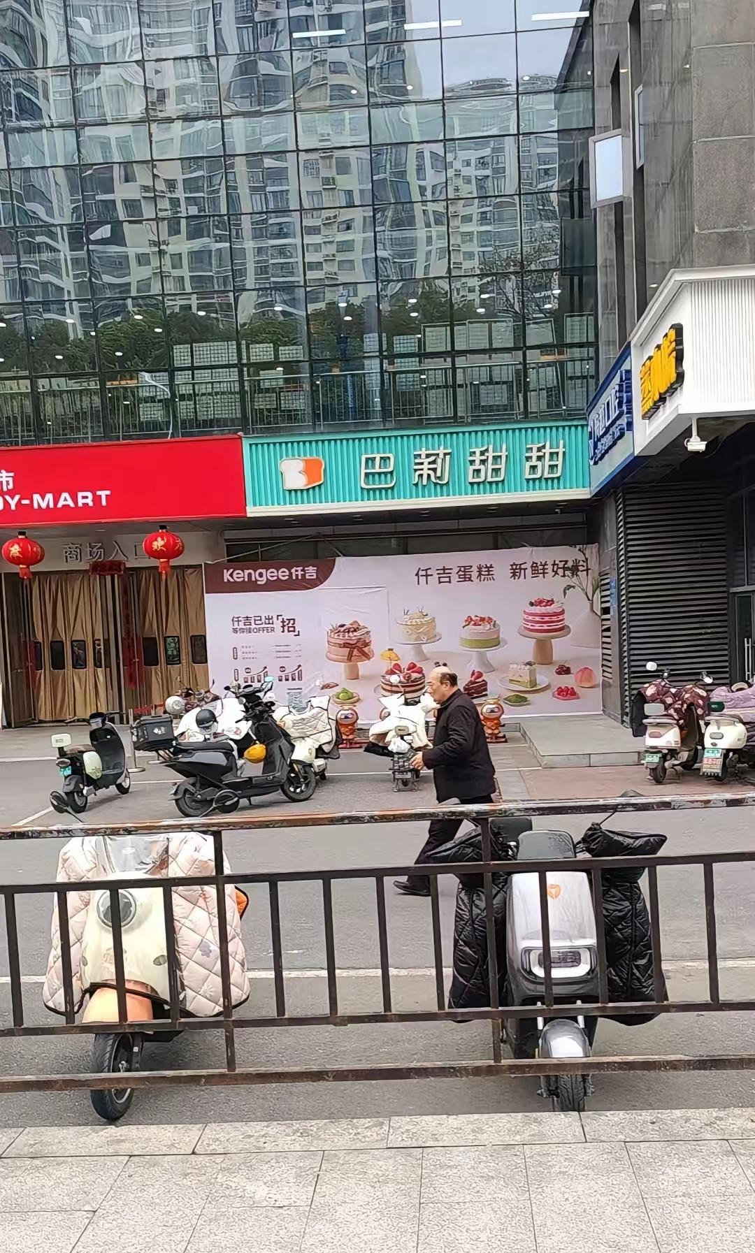 合肥的巴莉甜甜彻底谢幕，仟吉蛋糕接棒，此变化令人感慨。曾经，巴莉甜甜是合肥烘焙界