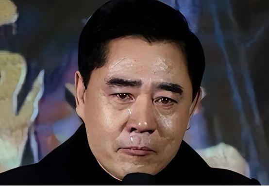 主持人曾问陈宝国：“你拍戏那么赚钱，能不能借我点钱花。”而陈宝国的话却引得全场震