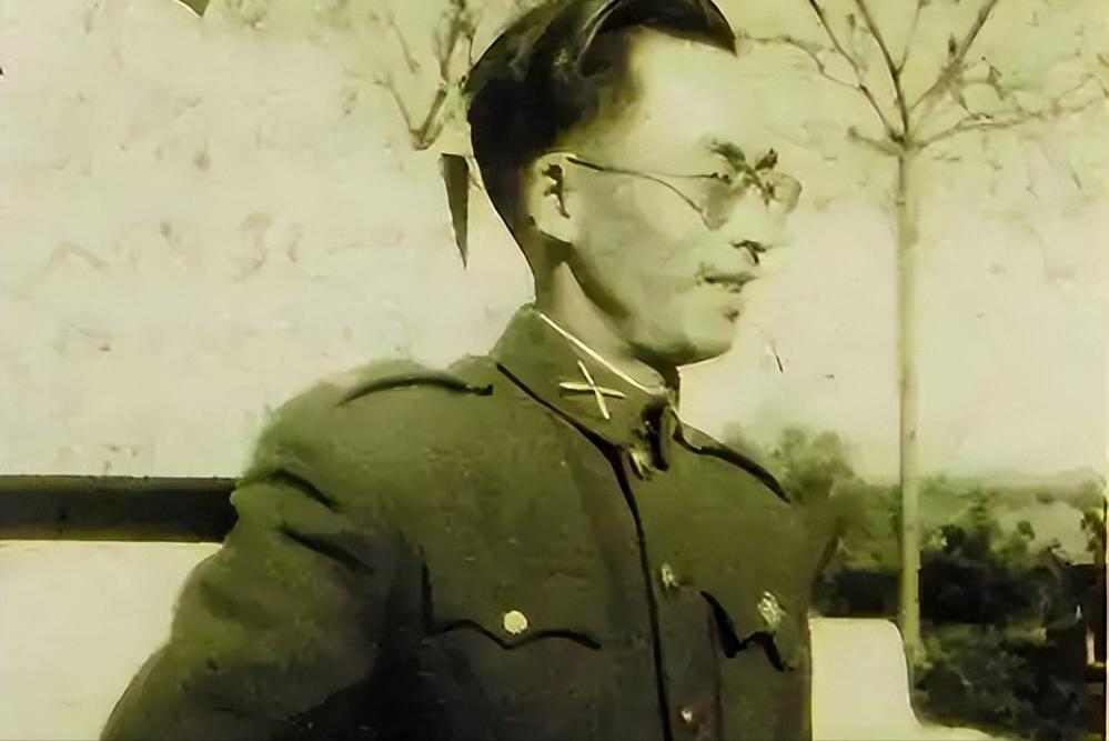 1949年，一位被俘的国军师长李碧光在审讯室里突然开口：“能否替我向周恩来发一封