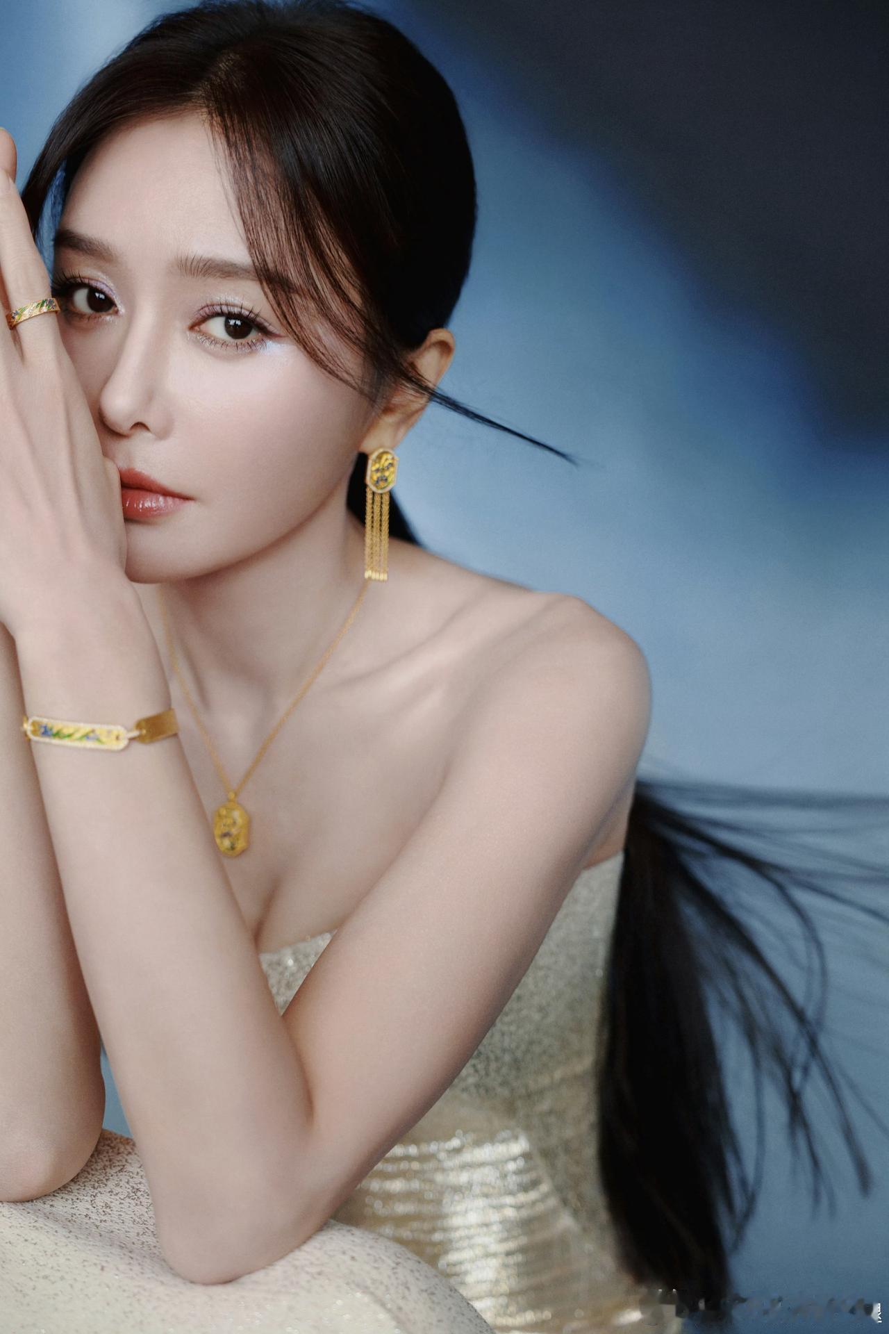 哇塞秦岚姐这套抹胸裙太绝了吧！✨裙子blingbling的闪得晃眼，灯光下整