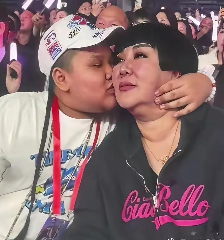 郭德纲小儿子跟他妈妈王惠长得也太像了，简直就是一个模子刻出来的，眉眼、脸型、神态