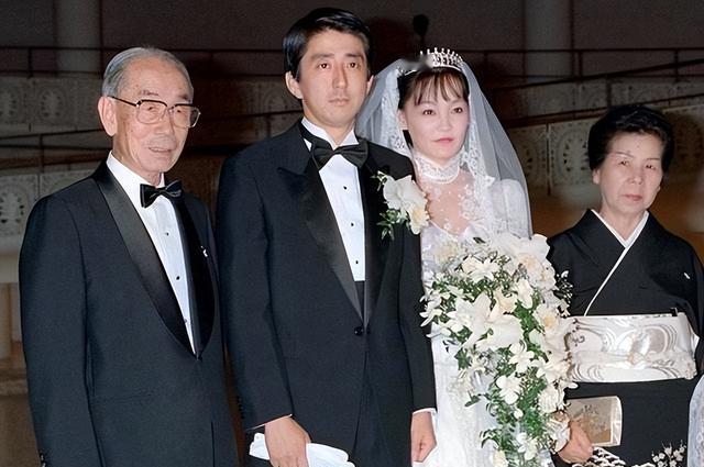1987年6月，时年33岁的安倍晋三与26岁的松崎昭惠结婚。安倍晋三，195