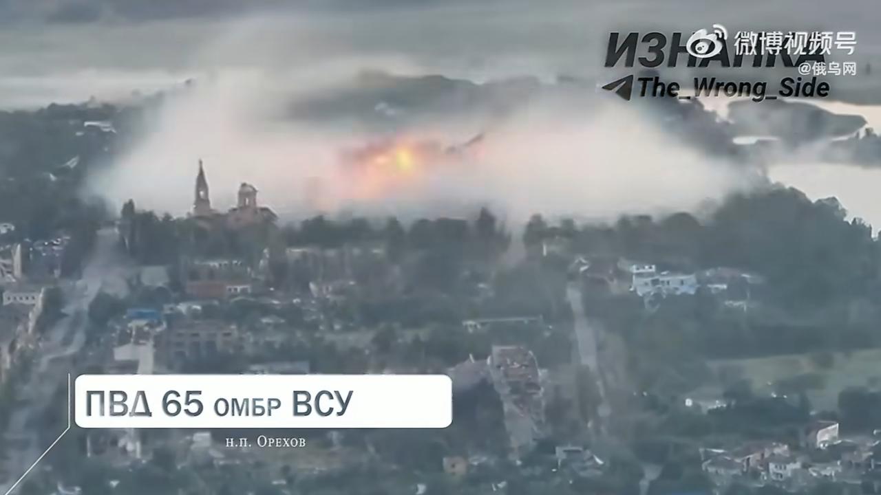 俄空天军苏-34前线轰炸机投掷的一枚FAB-3000滑翔制导炸弹在扎波罗热州奥列