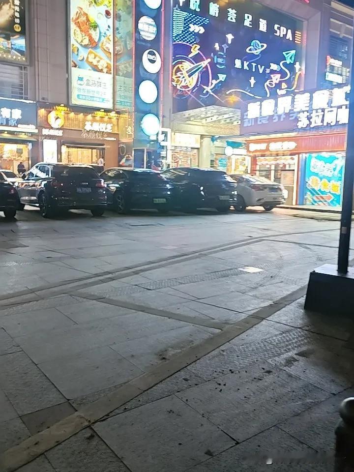 武汉话正在悄悄消失？这一幕让很多老武汉人破防了。下班路过老城区，拐进巷子里