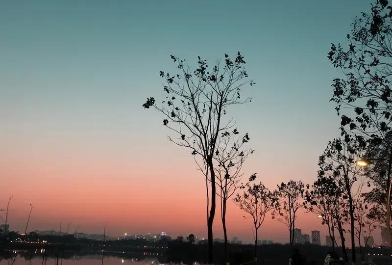 在单位里，如果别人在会上给你提意见，或者当你面在领导跟前针对你，千万不要不