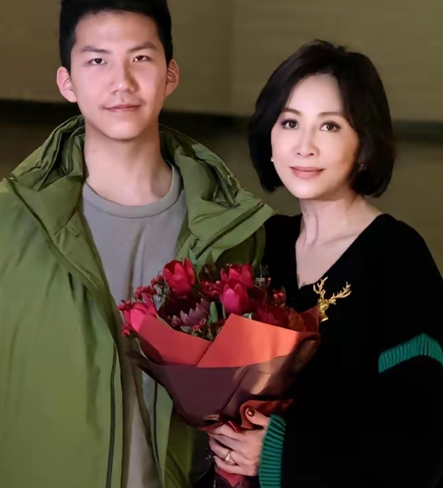 刘嘉玲把康康当亲儿子养了十几年，豪宅名表轮着送，结果康康长大后把所有合照删得一干二净，这段干亲关系究