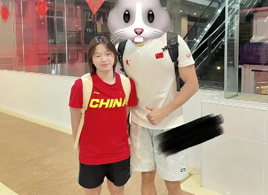 全红婵最新合影来啦！穿中国队服的妹妹真的好灵全红婵和谭哥的这张合影，红