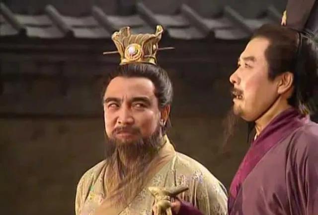 聊聊三国刘备：仁义是人设还是真性情？穿越回三国当老百姓，地里正刨食儿呢，突然听见